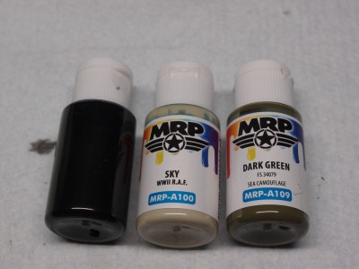 V neoznačené lahvičce je hustší barva pro natírání štětcem. V označených lahvičkách je barva malinko řidší než černá.