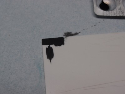 Natíráno štětcem. Levá část je neředěno, pravá s přidáním origo ředidla