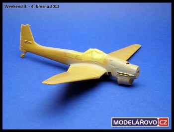 stuka01.jpg (735.35 KiB) Zobrazeno 5618 x Když už jsem udělal ten kokpit: přilepeny křídla, uřezany klapky, trošku surfu pro kontrolu.
