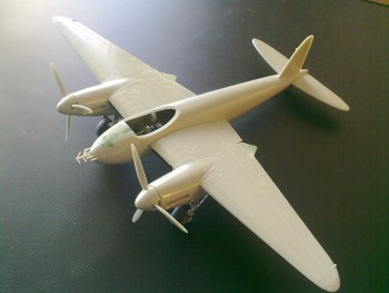 Model po prilepení gondól a podvozku.