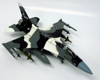 Ale toto je parádní :) ale nemám na to obtisky tak třeba další F-16 by mohla být v tomto kabátu:)