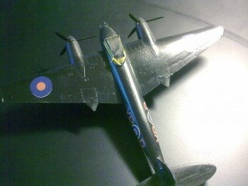 Detail krídla. Biely lém okolo kokárd je spôsobený nekvalitnou sútlačou.