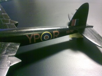 Detail trupových dekálov.