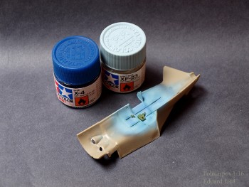 Barva je ve skutečnosti tmavší. Takto ji vytáhnul blesk :(