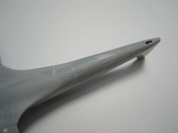 Výklopný hák je imitován leptem ,který se má nalepit na trup. Tak sem to radši nějak naryl aby to nevypadalo blbě , když by plech vystupoval nad povrch. To je tak když chce někdo všechno z jednoho základu.